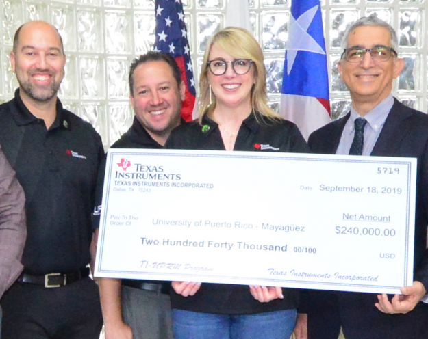 A la derecha el rector Agustín Rullán, acompañado de ejecutivos de Texas Instruments A la derecha el rector Agustín Rullán, acompañado de ejecutivos de Texas Instruments