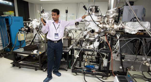 UPR NASA Tour - El Dr. Ratnakar Palai explica su proyecto al personal de NASA