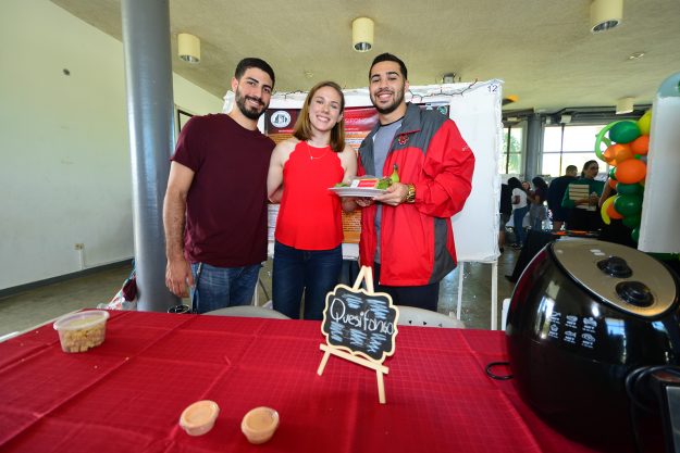 El Quesifongo, creado por Jacqueline Nieves, Javier Negrón, Coralys Vázquez y Sebastián Alicea, se impuso como ganador del primer lugar en la categoría de Leche y sus Productos y el Premio People’s Choice. El Quesifongo, creado por Jacqueline Nieves, Javier Negrón, Coralys Vázquez y Sebastián Alicea, se impuso como ganador del primer lugar en la categoría de Leche y sus Productos y el Premio People's Choice.