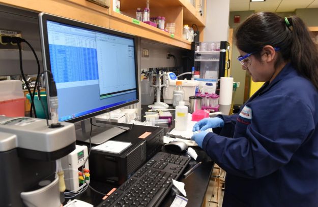 Hoy en día la UPR cuenta en su portafolio con 98 patentes que tienen impacto económico y social. Comas manifestó que entre los criterios para comercializar una patente está asegurarse que esa tecnología sea nueva y útil. Foto Nelson Vargas Hoy en día la UPR cuenta en su portafolio con 98 patentes que tienen impacto económico y social. Comas manifestó que entre los criterios para comercializar una patente está asegurarse que esa tecnología sea nueva y útil. Foto Nelson Vargas