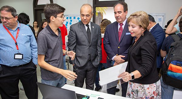 Estudiante UPR Río Piedras explica su proyecto de emprendimiento como parte del Centro de Apoyo a la Innovación y Comercialización