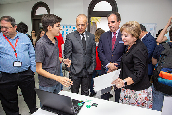 Estudiante UPR Río Piedras explica su proyecto de emprendimiento como parte del Centro de Apoyo a la Innovación y Comercialización Estudiante UPR Río Piedras explica su proyecto de emprendimiento como parte del Centro de Apoyo a la Innovación y Comercialización