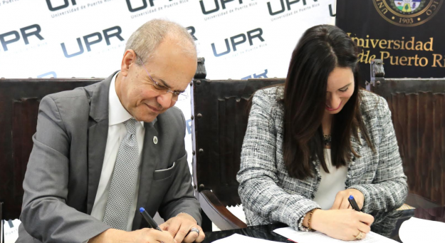 Firma acuerdo UPR presidente Jorge Haddock y Glorimar Ripoll Balet