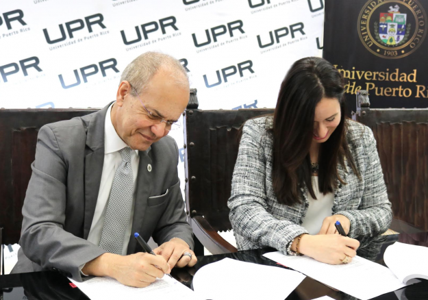 Firma acuerdo UPR presidente Jorge Haddock y Glorimar Ripoll Balet Firma acuerdo UPR presidente Jorge Haddock y Glorimar Ripoll Balet