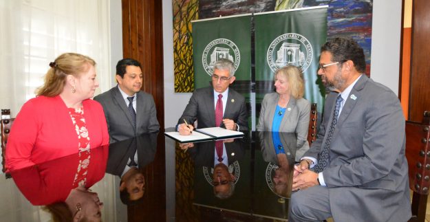Recinto Universitario de Mayagüez de la UPR y el Laboratorio Nacional de Sandia firman histórico acuerdo para desarrollar proyectos de energía en las zonas tropicales del mundo Recinto Universitario de Mayagüez de la UPR y el Laboratorio Nacional de Sandia firman histórico acuerdo para desarrollar proyectos de energía en las zonas tropicales del mundo