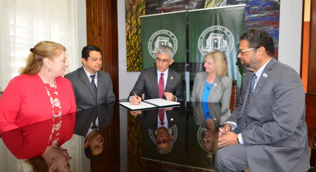 Recinto Universitario de Mayagüez de la UPR y el Laboratorio Nacional de Sandia firman histórico acuerdo para desarrollar proyectos de energía en las zonas tropicales del mundo