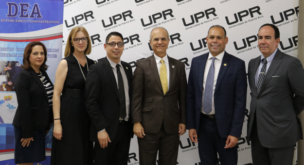 Presidente de la Universidad de Puerto Rico (UPR), Dr. Jorge Haddock junto al rector del Recinto de Río Piedras, Dr. Luis A. Ferrao Delgado, el senador Carlos Rodríguez Mateo, presidente de la Comisión de Salud Ambiental y Recursos Naturales, Wanda Y. Domenech González, directora - Oficina de Calidad de Vida, UPR- Administración Central, doctor José Perdomo, vicepresidente de Asuntos Estudiantiles de la UPR, así como oficiales de enlace y directores de las Oficinas de Calidad de Vida de recintos y unidades.