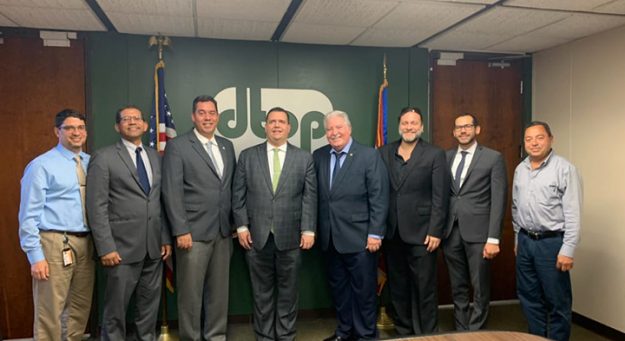 Parte del equipo de investigadores con funcionarios del Departamento de Transportación de Puerto Rico. Desde la izquierda: el ingeniero Miguel Pellot, del DTOP; los doctores Didier Valdés y Alberto M. Figueroa Medina; el secretario del DTOP, Carlos Contreras; y los doctores Benjamín Colucci, Carlos Del Valle y Daniel Rodríguez, con el ingeniero Luis Rodríguez, subdirector de la Autoridad de Carreteras y Transportación. (Foto suministrada)