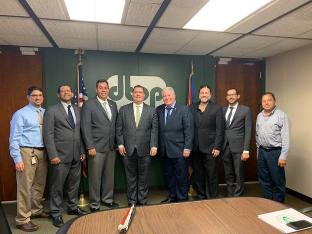 Parte del equipo de investigadores con funcionarios del Departamento de Transportación de Puerto Rico. Desde la izquierda: el ingeniero Miguel Pellot, del DTOP; los doctores Didier Valdés y Alberto M. Figueroa Medina; el secretario del DTOP, Carlos Contreras; y los doctores Benjamín Colucci, Carlos Del Valle y Daniel Rodríguez, con el ingeniero Luis Rodríguez, subdirector de la Autoridad de Carreteras y Transportación. (Foto suministrada) Parte del equipo de investigadores con funcionarios del Departamento de Transportación de Puerto Rico. Desde la izquierda: el ingeniero Miguel Pellot, del DTOP; los doctores Didier Valdés y Alberto M. Figueroa Medina; el secretario del DTOP, Carlos Contreras; y los doctores Benjamín Colucci, Carlos Del Valle y Daniel Rodríguez, con el ingeniero Luis Rodríguez, subdirector de la Autoridad de Carreteras y Transportación. (Foto suministrada)