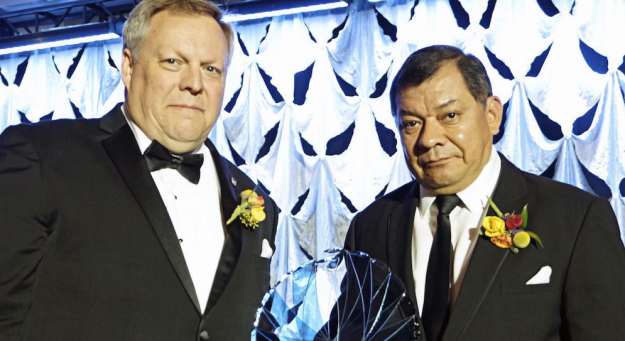 El doctor Marcelo Suárez recibió el Ellen Swallow Richards Award. Lo acompaña el doctor James C. Foley, presidente saliente de TMS