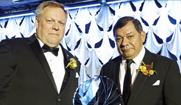 El doctor Marcelo Suárez recibió el Ellen Swallow Richards Award. Lo acompaña el doctor James C. Foley, presidente saliente de TMS El doctor Marcelo Suárez recibió el Ellen Swallow Richards Award. Lo acompaña el doctor James C. Foley, presidente saliente de TMS