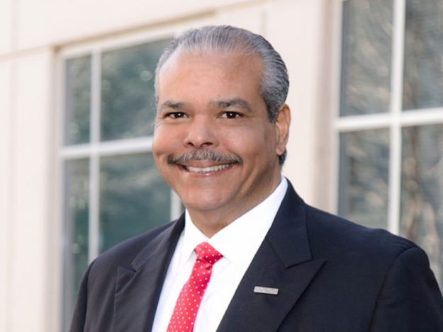 El ingeniero Rey Almodóvar logró este reconocimiento en conjunto con su esposa Cynthia L. Gaddy Almodóvar. (Suministrada) El ingeniero Rey Almodóvar logró este reconocimiento en conjunto con su esposa Cynthia L. Gaddy Almodóvar. (Suministrada)