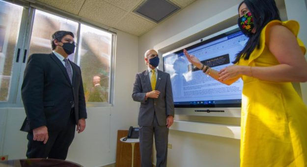 Presidente de la UPR, Jorge Haddock, Glorimar Ripoll Balet, directora de PRITS y el vicepresidente ejecutivo de Asuntos Académicos e Investigación