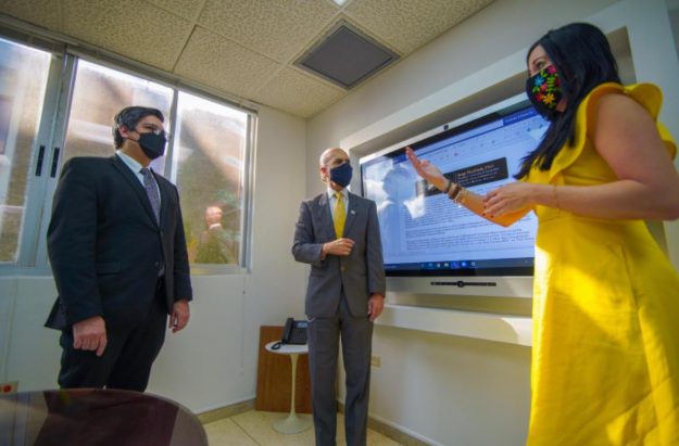 Presidente de la UPR, Jorge Haddock, Glorimar Ripoll Balet, directora de PRITS y el vicepresidente ejecutivo de Asuntos Académicos e Investigación Presidente de la UPR, Jorge Haddock, Glorimar Ripoll Balet, directora de PRITS y el vicepresidente ejecutivo de Asuntos Académicos e Investigación
