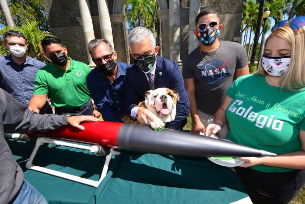 Alpha Astrum del RUM listo para lanzamiento de su cohete con huella de Tarzán Alpha Astrum del RUM listo para lanzamiento de su cohete con huella de Tarzán