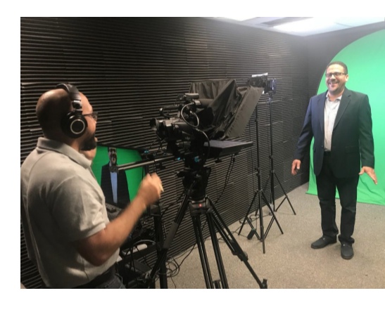 El doctor Alwin Jiménez grabando un curso online. En la cámara Samuel Crespo.