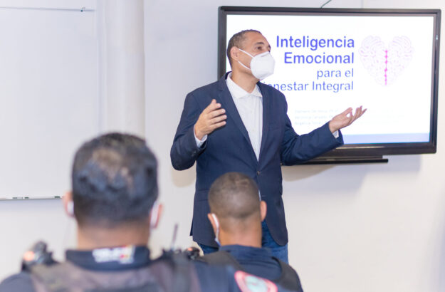 Rector de la UPR en Carolina participa de talles a los agentes municipales de Carolina Rector de la UPR en Carolina participa de talles a los agentes municipales de Carolina