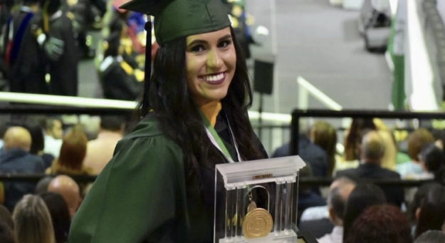 Matos Ruiz recibió el premio Luis Stefani Raffucci por culminar su grado con el promedio perfecto. Suministrada