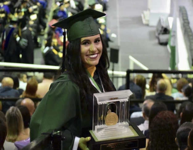 Matos Ruiz recibió el premio Luis Stefani Raffucci por culminar su grado con el promedio perfecto. Suministrada Matos Ruiz recibió el premio Luis Stefani Raffucci por culminar su grado con el promedio perfecto. Suministrada
