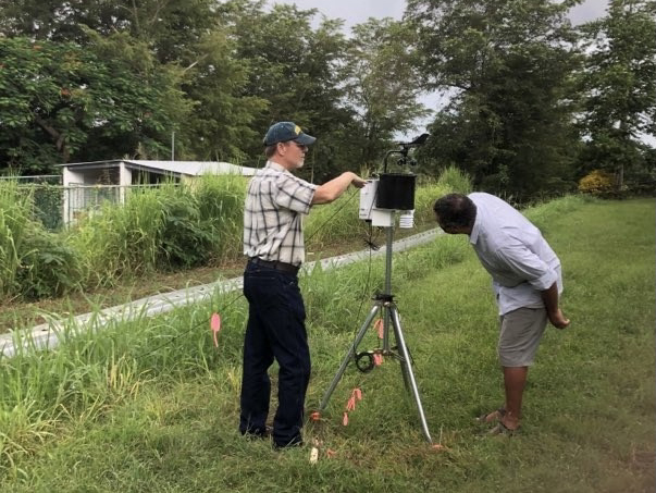 Dr. Erik Harmsen en trabajo de campo Dr. Erik Harmsen en trabajo de campo