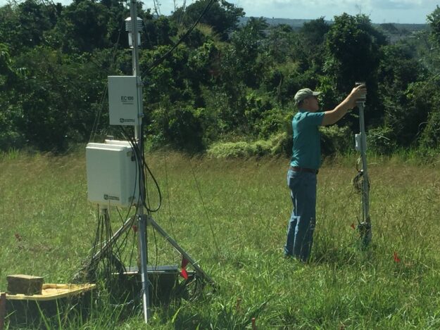 Dr. Harmsen en trabajo de campo Dr. Harmsen en trabajo de campo