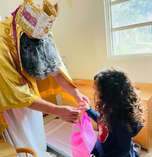 Personal de la UPR reparte alegría en la Navidad