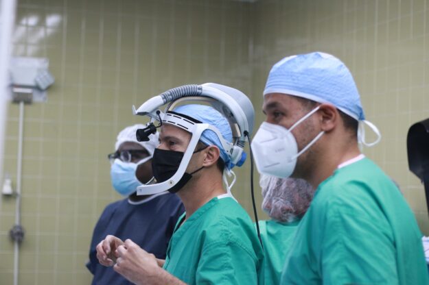 Realizan histórica operación con robot en el Hospital de la UPR Realizan histórica operación con robot en el Hospital de la UPR