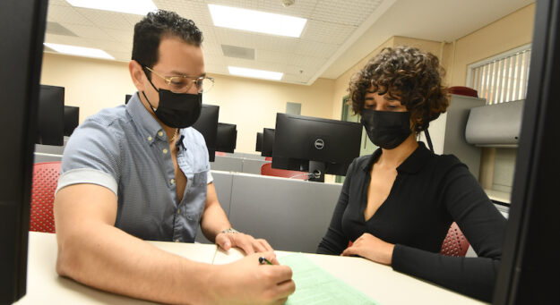 Estudiantes del RUM estarán a cargo del proceso de radicación de planillas federales. Carlos Díaz/Prensa RUM