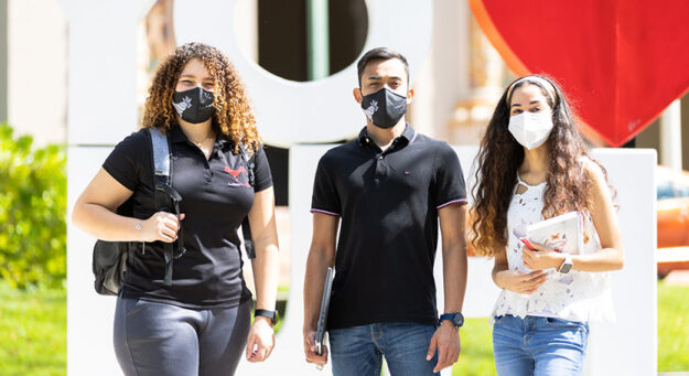 Yarinette Guzman Steven Nieves y Genesis Davila estudiantes UPR Rio Piedras