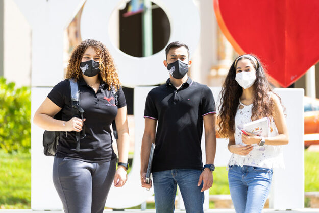 Yarinette Guzman Steven Nieves y Genesis Davila estudiantes UPR Rio Piedras Yarinette Guzman Steven Nieves y Genesis Davila estudiantes UPR Rio Piedras