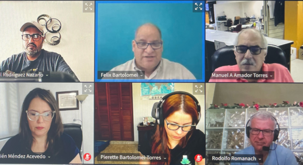 En la  foto captura el licenciado Félix Bartolomei orienta a algunos integrantes del grupo de aceleración.