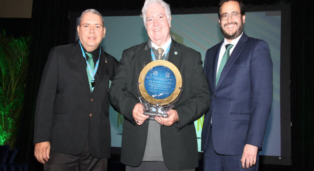 El doctor Benjamín Colucci Ríos, catedrático del Departamento de Ingeniería Civil y Agrimensura del RUM, recibió el reconocimiento de la IIC a mano de sus dos discípulos, el doctor Edwin E. González Montalvo, director ejecutivo de la Autoridad de Carreteras y Transportación (ATC); y el ingeniero José L. Flores Medina, presidente saliente del IIC. Suministrada