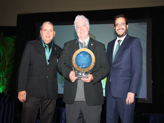 El doctor Benjamín Colucci Ríos, catedrático del Departamento de Ingeniería Civil y Agrimensura del RUM, recibió el reconocimiento de la IIC a mano de sus dos discípulos, el doctor Edwin E. González Montalvo, director ejecutivo de la Autoridad de Carreteras y Transportación (ATC); y el ingeniero José L. Flores Medina, presidente saliente del IIC. Suministrada El doctor Benjamín Colucci Ríos, catedrático del Departamento de Ingeniería Civil y Agrimensura del RUM, recibió el reconocimiento de la IIC a mano de sus dos discípulos, el doctor Edwin E. González Montalvo, director ejecutivo de la Autoridad de Carreteras y Transportación (ATC); y el ingeniero José L. Flores Medina, presidente saliente del IIC. Suministrada