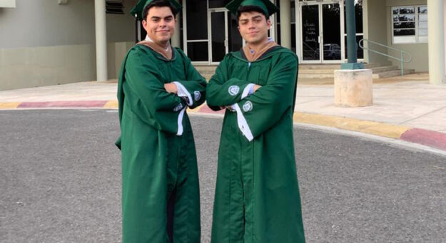 Los gemelos aguadeños Daniel Gabriel y Antonio José Rosario Roselló, marcan un hito histórico en el Recinto Universitario de Mayagüez (RUM) de la Universidad de Puerto Rico (UPR), al graduarse ambos de la misma concentración de Sistemas Computadorizados de Información del Colegio de Administración de Empresas (ADEM), los dos con un promedio de 4.00 puntos.
