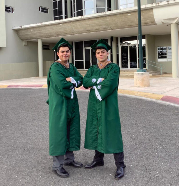 Los gemelos aguadeños Daniel Gabriel y Antonio José Rosario Roselló, marcan un hito histórico en el Recinto Universitario de Mayagüez (RUM) de la Universidad de Puerto Rico (UPR), al graduarse ambos de la misma concentración de Sistemas Computadorizados de Información del Colegio de Administración de Empresas (ADEM), los dos con un promedio de 4.00 puntos. Los gemelos aguadeños Daniel Gabriel y Antonio José Rosario Roselló, marcan un hito histórico en el Recinto Universitario de Mayagüez (RUM) de la Universidad de Puerto Rico (UPR), al graduarse ambos de la misma concentración de Sistemas Computadorizados de Información del Colegio de Administración de Empresas (ADEM), los dos con un promedio de 4.00 puntos.