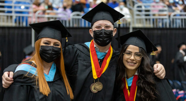Júbilo en el retorno de la UPR-Río Piedras a su graduación presencial