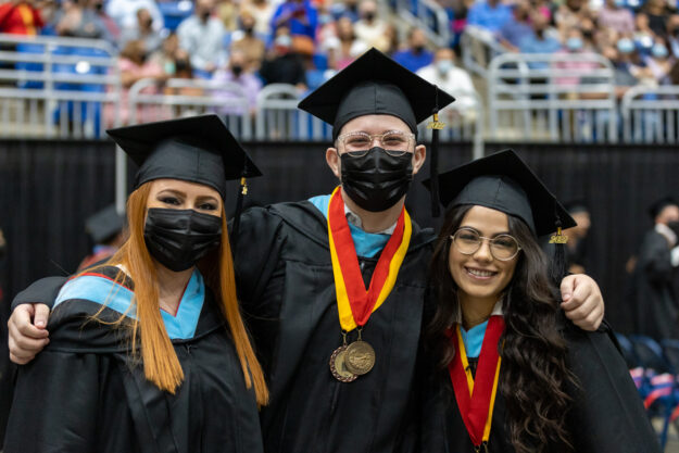 Júbilo en el retorno de la UPR-Río Piedras a su graduación presencial Júbilo en el retorno de la UPR-Río Piedras a su graduación presencial