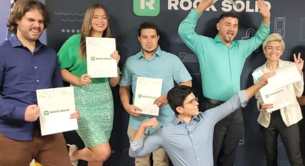 Rock Solid entrega becas a estudiantes de varios recintos de la UPR