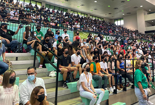 El Recinto Universitario de Mayagüez de la UPR le dio la bienvenida a 1,919 estudiantes de nuevo ingreso en su emblemática actividad de orientación. El Recinto Universitario de Mayagüez de la UPR le dio la bienvenida a 1,919 estudiantes de nuevo ingreso en su emblemática actividad de orientación.