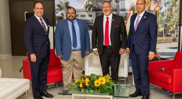Secretario federal de Educación participa en conversatorio con estudiantes de la UPR Carolina