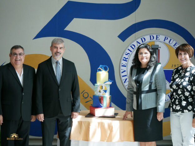 Invitados y bizcocho Invitados y bizcocho