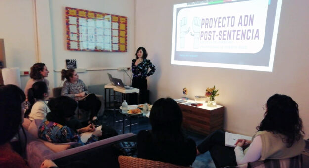 Imagen de la licenciada Iris Y. Rosario Nieves presentando el Proyecto ADN a integrantes del Proyecto Inoc