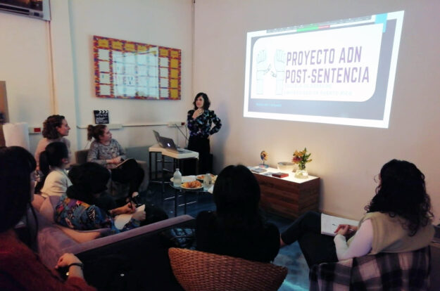 ADN_La Lcda. Iris Y. Rosario Nieves, tuvo la oportunidad de conversar y presentar el Proyecto ADN Post Sentencia a integrantes del Proyecto Inoc Imagen de la licenciada Iris Y. Rosario Nieves presentando el Proyecto ADN a integrantes del Proyecto Inoc