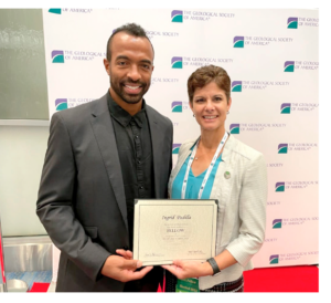 GSA reconoce a catedrática del RUM por sus investigaciones en el área de recursos de agua