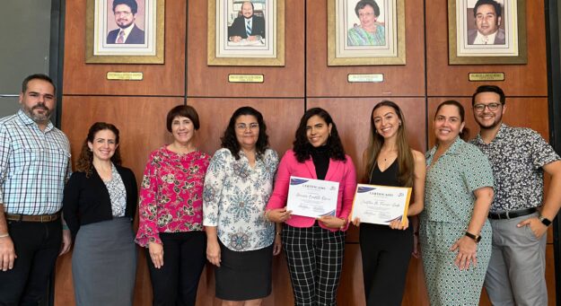 (De izquierda a derecha) El Sr. Geovanny Negrón, ayudante de la Decana de Administración, Sra. Verónica López; Sra. Damaris Morales, secretaria administrativa de la Decana de Estudiantes, Dra. Sharon Rivera; Dra. Vivian Orama, Decana Asociada Interina del Decanato de Asuntos Académicos; Dra. Sonia Rivera, rectora de UPR Aguadilla; Génesis Badillo Osorio y Cristina M. Ferrero Seda, estudiantes empresarias; Sra. Damaria Navedo, directora del Departamento de Administración de Empresas y el Sr. Brandon Ramos, coordinador de la Oficina de Exalumnos y Filantropía.