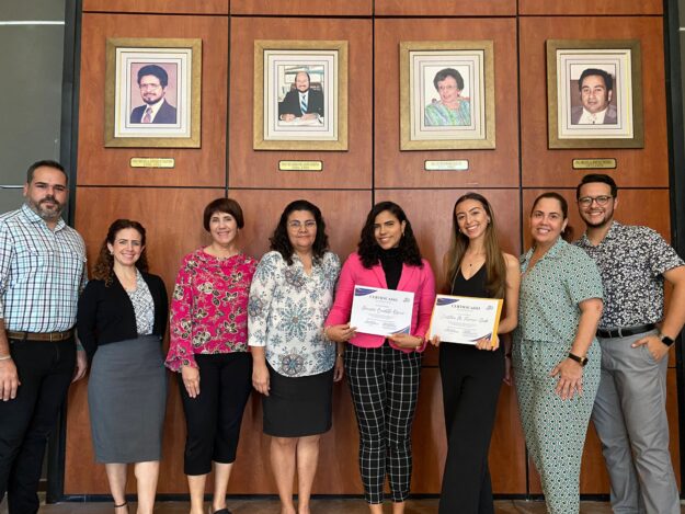 (De izquierda a derecha) El Sr. Geovanny Negrón, ayudante de la Decana de Administración, Sra. Verónica López; Sra. Damaris Morales, secretaria administrativa de la Decana de Estudiantes, Dra. Sharon Rivera; Dra. Vivian Orama, Decana Asociada Interina del Decanato de Asuntos Académicos; Dra. Sonia Rivera, rectora de UPR Aguadilla; Génesis Badillo Osorio y Cristina M. Ferrero Seda, estudiantes empresarias; Sra. Damaria Navedo, directora del Departamento de Administración de Empresas y el Sr. Brandon Ramos, coordinador de la Oficina de Exalumnos y Filantropía. (De izquierda a derecha) El Sr. Geovanny Negrón, ayudante de la Decana de Administración, Sra. Verónica López; Sra. Damaris Morales, secretaria administrativa de la Decana de Estudiantes, Dra. Sharon Rivera; Dra. Vivian Orama, Decana Asociada Interina del Decanato de Asuntos Académicos; Dra. Sonia Rivera, rectora de UPR Aguadilla; Génesis Badillo Osorio y Cristina M. Ferrero Seda, estudiantes empresarias; Sra. Damaria Navedo, directora del Departamento de Administración de Empresas y el Sr. Brandon Ramos, coordinador de la Oficina de Exalumnos y Filantropía.