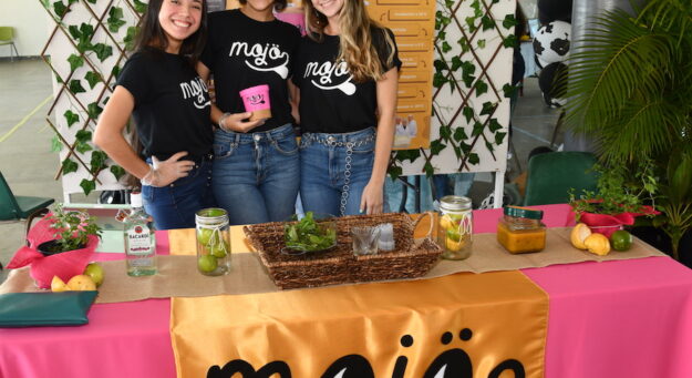 Desde la izquierda: Andrea Hernández Matías, Carolina Santiago Muñiz y Ariana Marques Pastrana, creadoras del yogurt congelado de mojito de parcha Mojo, quienes ganaron el premio de mejor presentación.