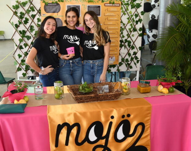 Desde la izquierda: Andrea Hernández Matías, Carolina Santiago Muñiz y Ariana Marques Pastrana, creadoras del yogurt congelado de mojito de parcha Mojo, quienes ganaron el premio de mejor presentación. Desde la izquierda: Andrea Hernández Matías, Carolina Santiago Muñiz y Ariana Marques Pastrana, creadoras del yogurt congelado de mojito de parcha Mojo, quienes ganaron el premio de mejor presentación.