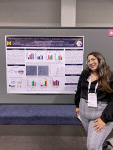 Diaris N. Báez Maldonado junto a su póster de investigación.