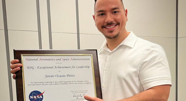Foto. El ingeniero Javier Ocasio Pérez, egresado del RUM, fue reconocido por partida doble por la NASA.